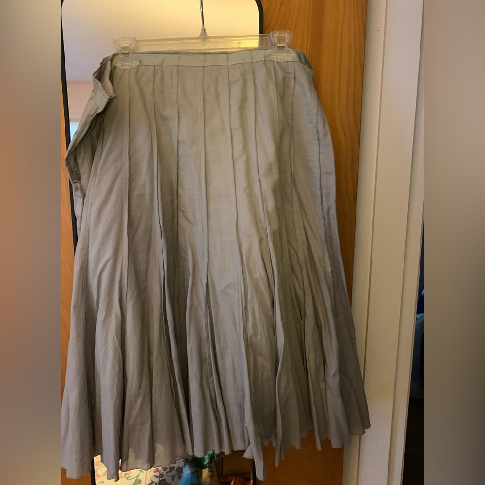 Nue Iptions Essentials -gray skirt pleated with zipper and hook/eye at side.